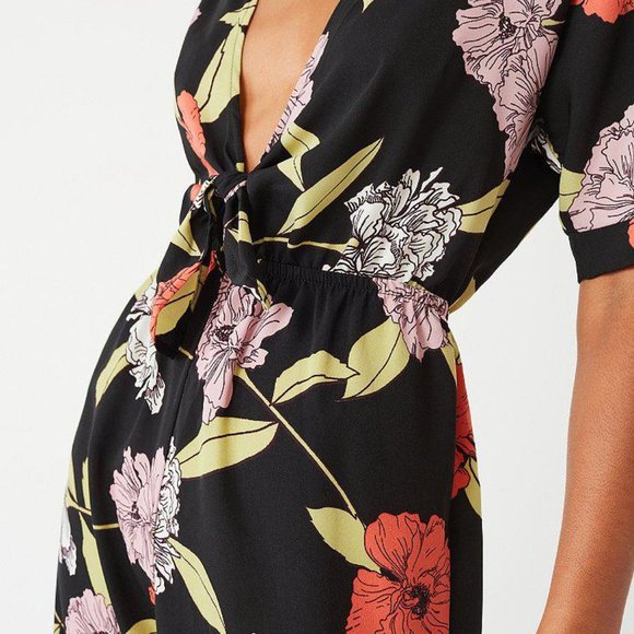 UO Plunging Floral Tie-Front Jumpsuit - Picture 3 of 5